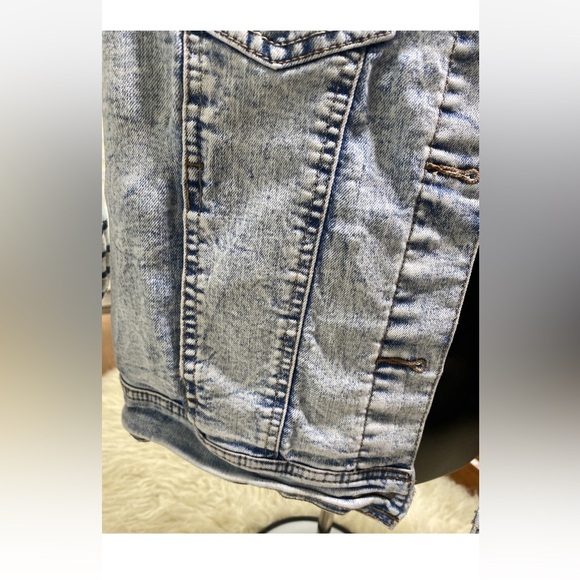 Women’s Wallflower Authentic Denim Jacket - Picture 4 of 7